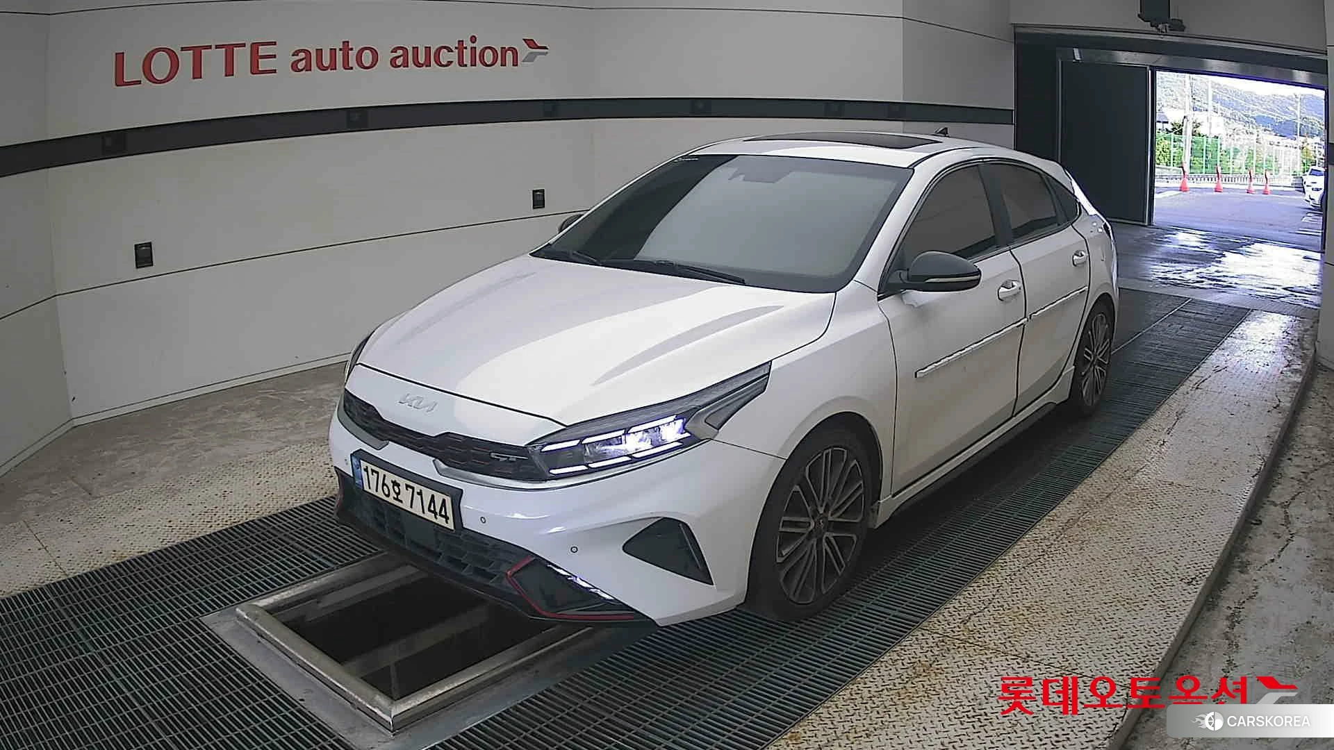 Kia K3 2022 Snow White Pearl из Кореи, фото 5