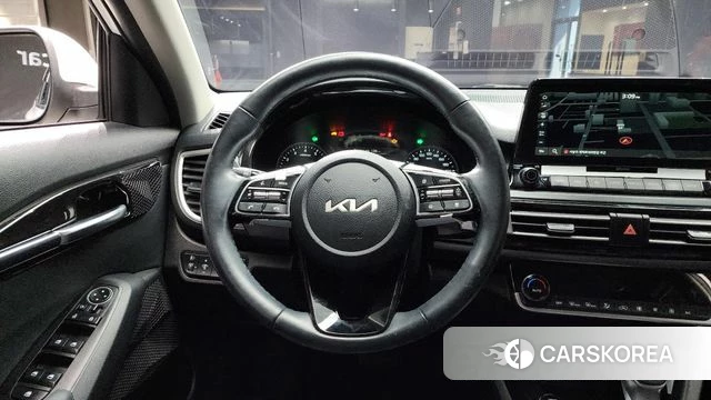 Kia Seltos 2022 Белый из Кореи, фото 5