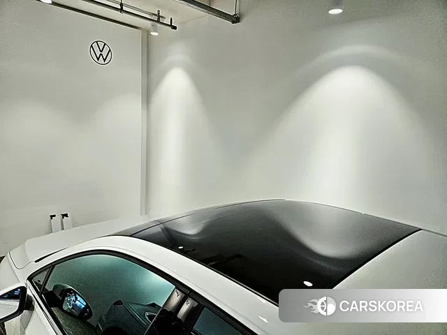 Volkswagen Golf 8th Generation 2023 Белый из Кореи, фото 5