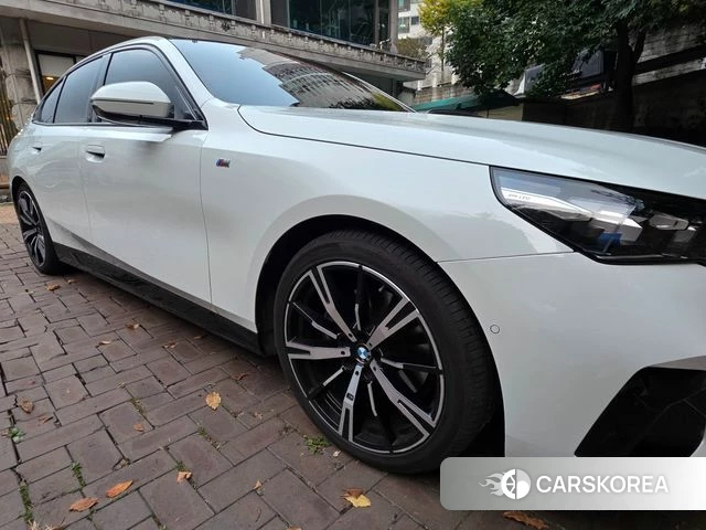 BMW 5 Series (G60) 2024 Белый из Кореи, фото 5
