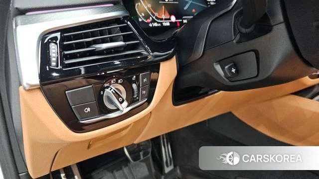 BMW 5 Series (G30) 2023 Белый из Кореи, фото 5