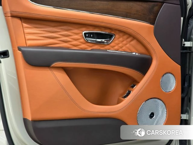 Bentley Bentayga 2024 Жемчужный цвет из Кореи, фото 5