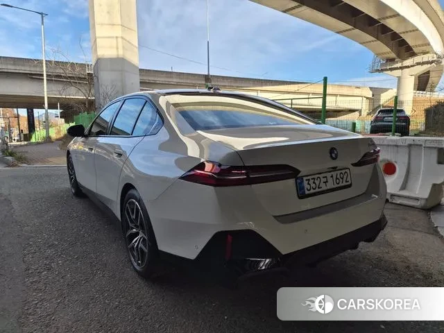 BMW 5 Series (G60) 2025 Белый из Кореи, фото 5