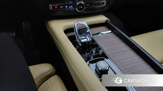 Volvo XC60 second Generation 2023 Белый из Кореи, фото 5