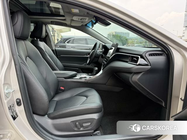 Toyota Camry 2024 Серебристо-серый из Китая, фото 5