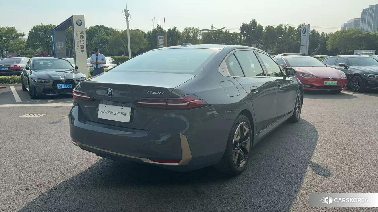 BMW 5 series 2024 Серебристо-серый из Китая, фото 5