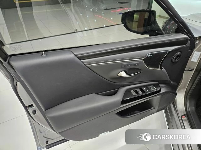 Lexus ES300h 7th generation 2025 Серебристо-серый из Кореи, фото 5