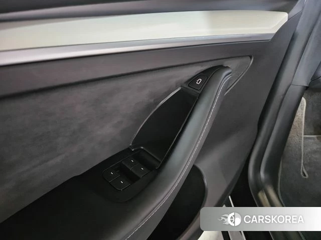 Tesla Model Y 2023 Черный из Кореи, фото 5