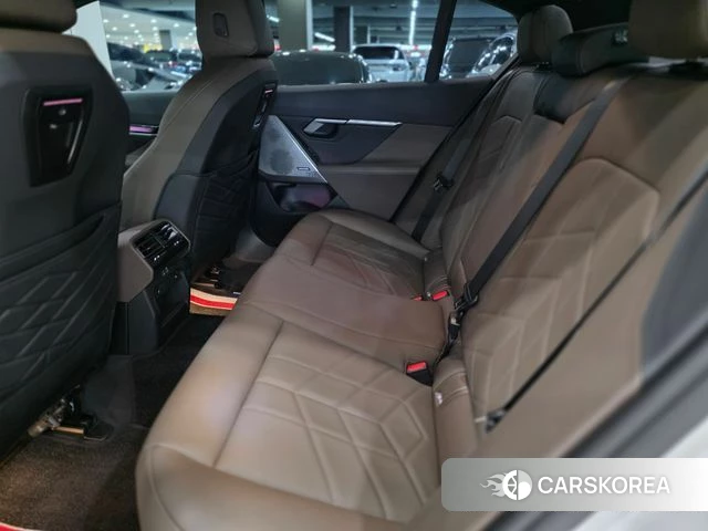 BMW 5 Series (G60) 2025 Белый из Кореи, фото 5