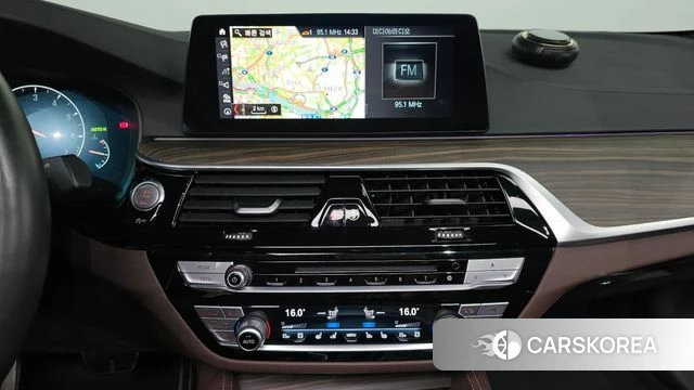 BMW 5 Series (G30) 2019 Серебристо-серый из Кореи, фото 5