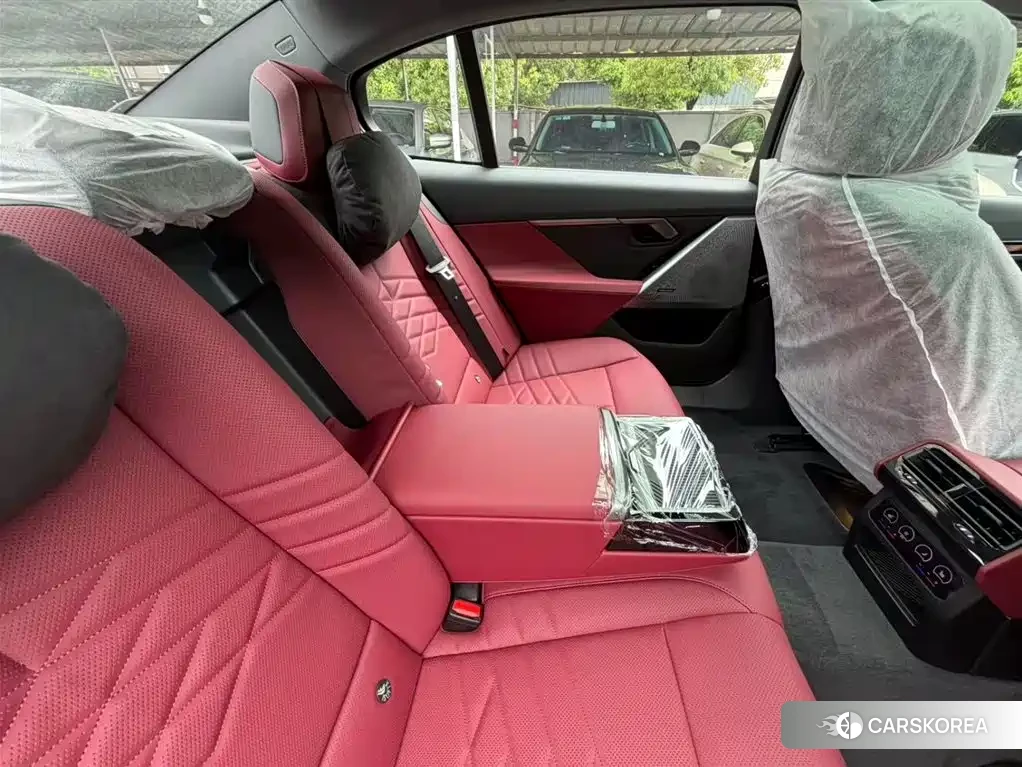 BMW 5 series 2026 Черный из Китая, фото 5