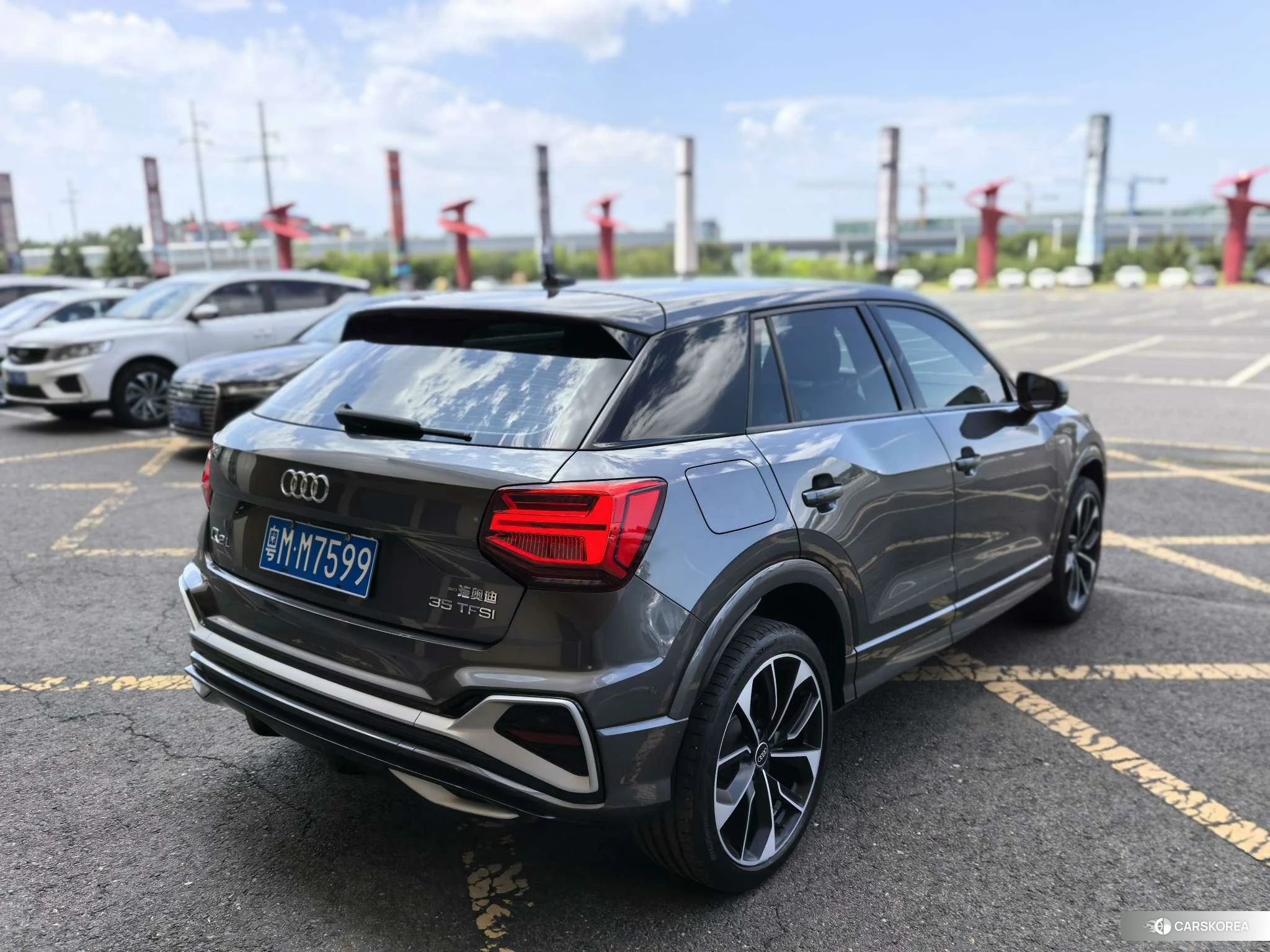 Audi Q2L 2021 Темно-серый из Китая, фото 5