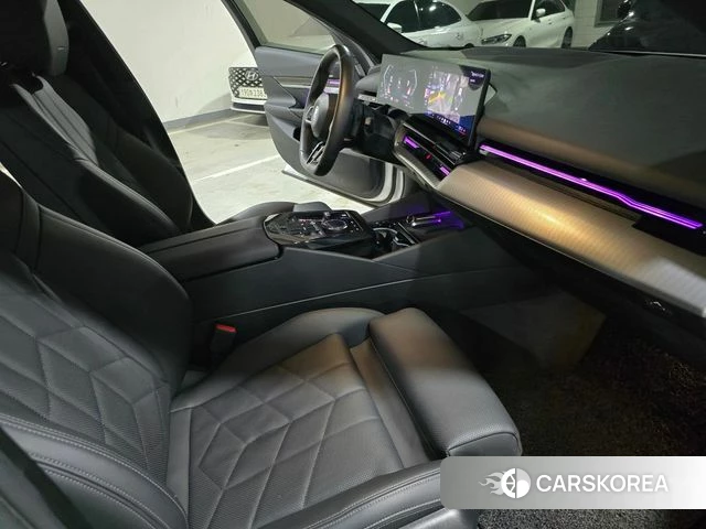 BMW 5 Series (G60) 2023 Белый из Кореи, фото 5