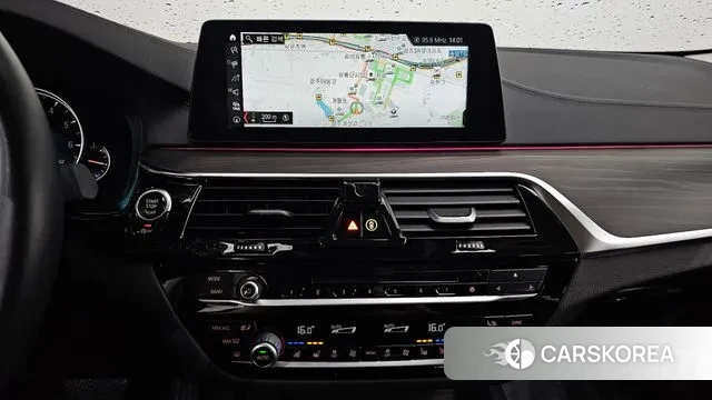 BMW 5 Series (G30) 2018 Серебристо-серый из Кореи, фото 5