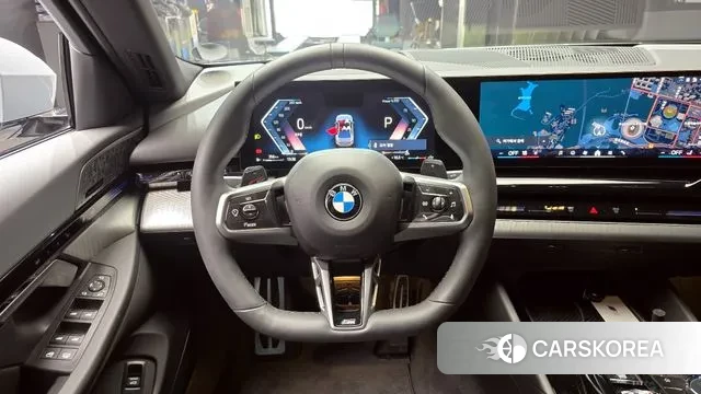 BMW 5 Series (G60) 2024 Светло-серебряный цвет из Кореи, фото 5
