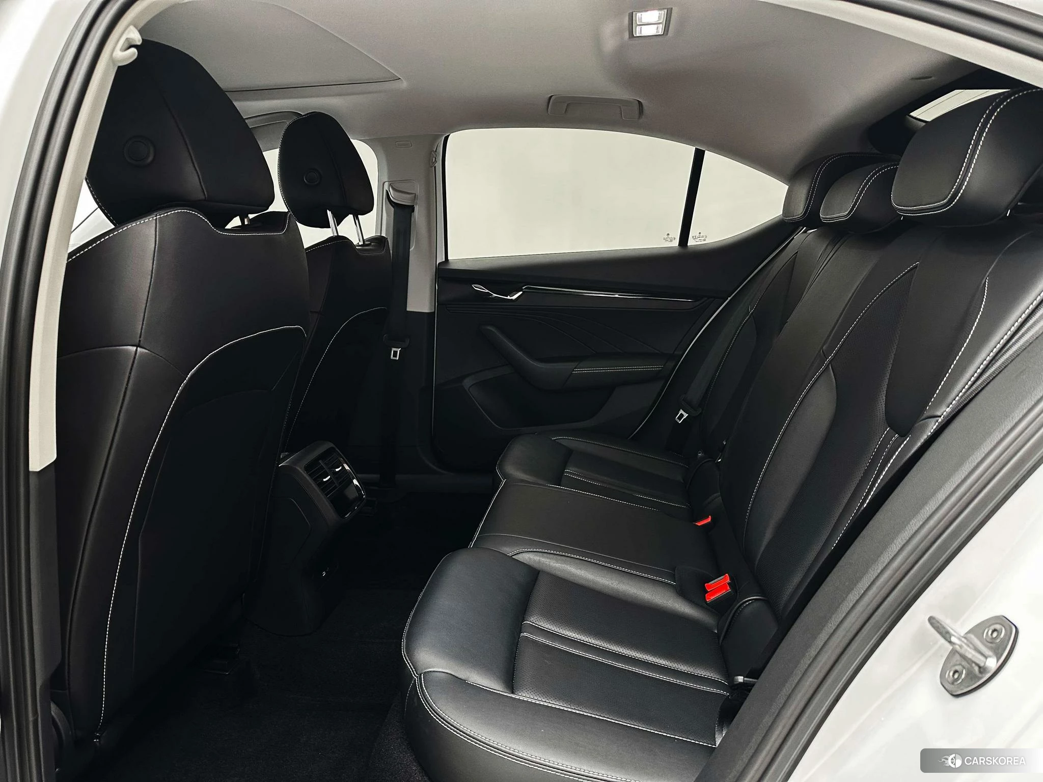 Skoda Octavia 2022 Белый из Китая, фото 5
