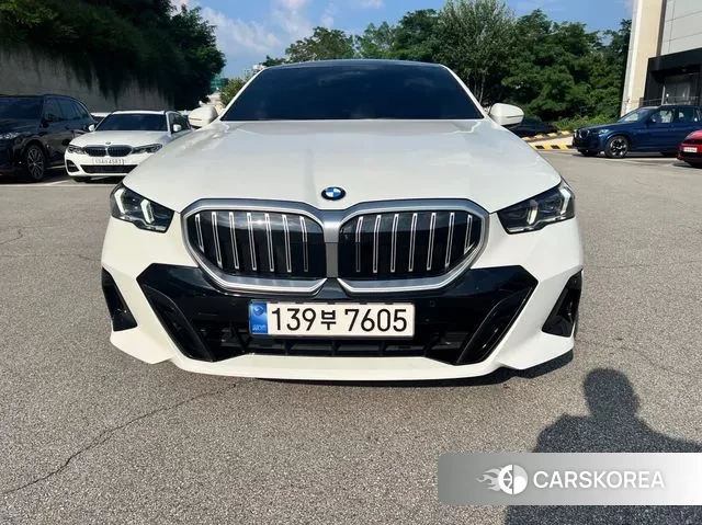 BMW 5 Series (G60) 2023 Белый из Кореи, фото 5