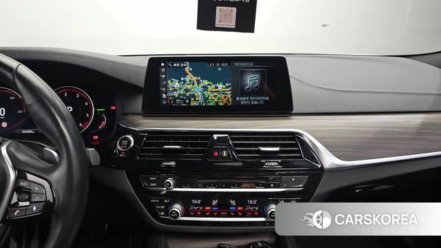 BMW 5 Series (G30) 2018 Белый из Кореи, фото 5
