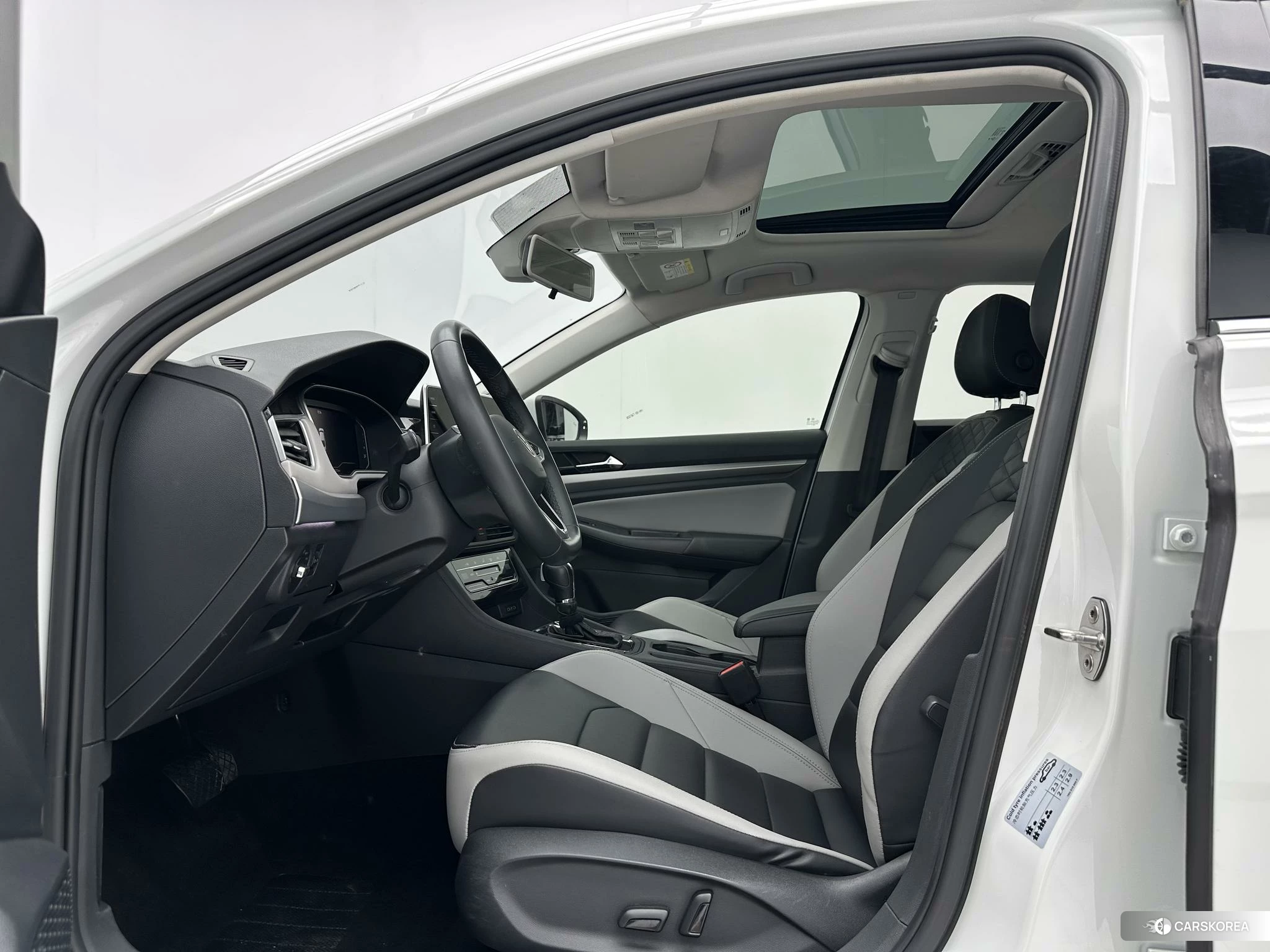 Volkswagen Bora 2022 Белый из Китая, фото 4