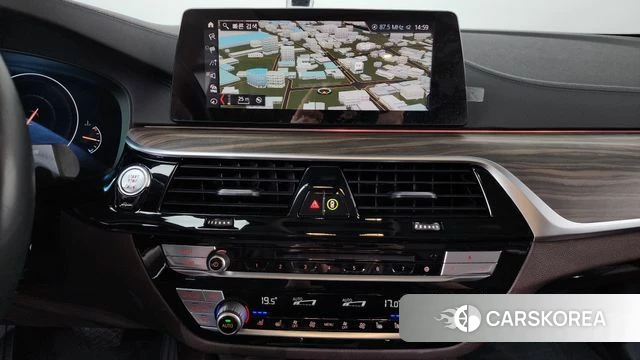 BMW 5 Series (G30) 2019 Серебристо-серый из Кореи, фото 5