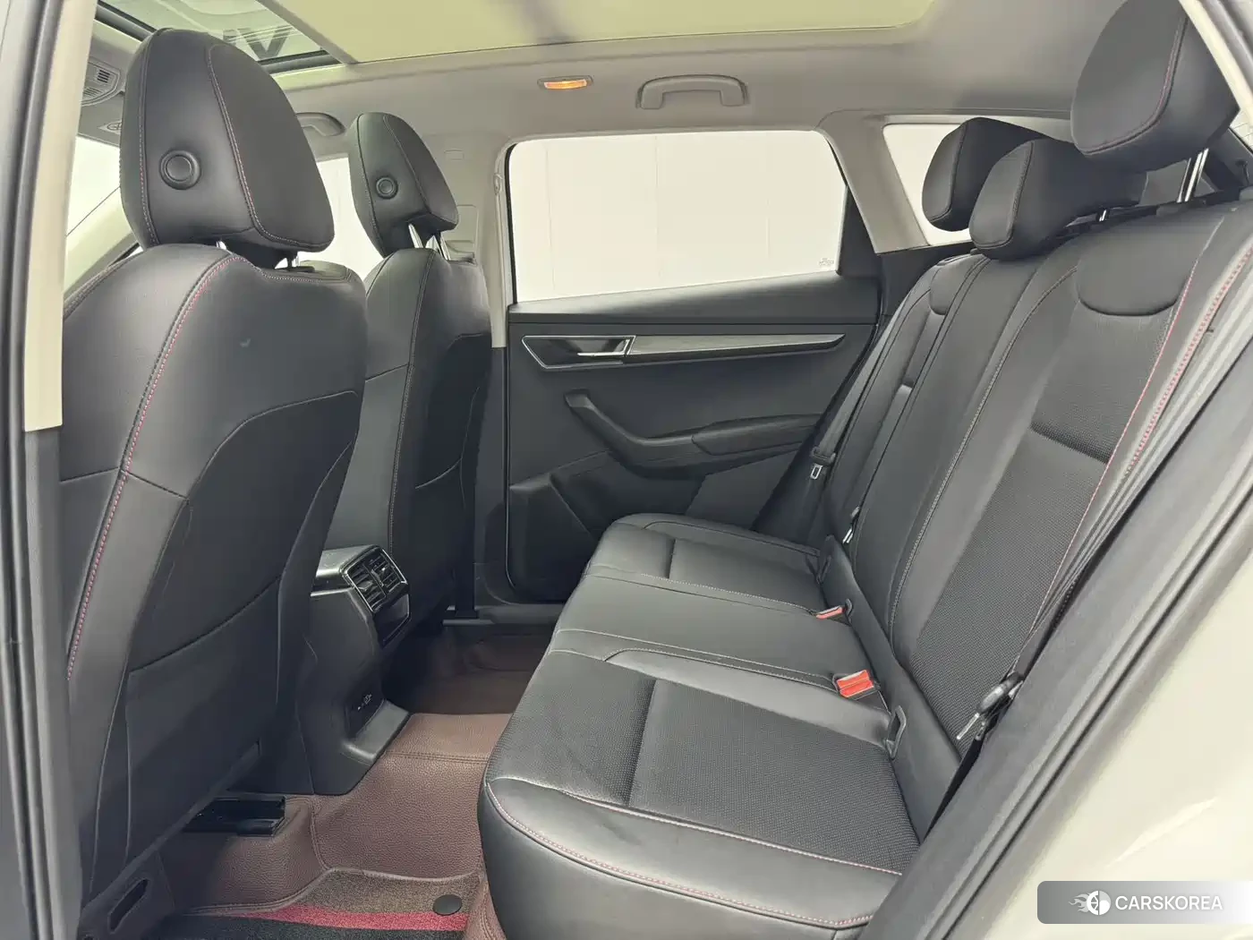 Skoda Karoq 2023 Белый из Китая, фото 5