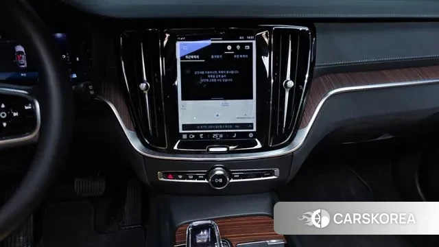 Volvo V60 Cross-Country 2nd Generation 2023 Белый из Кореи, фото 5