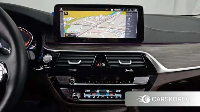 BMW 5 Series (G30) 2023 Белый из Кореи, фото 5