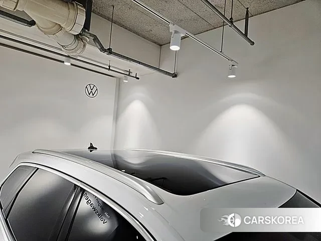 Volkswagen Touareg 3rd generation 2023 Белый из Кореи, фото 5