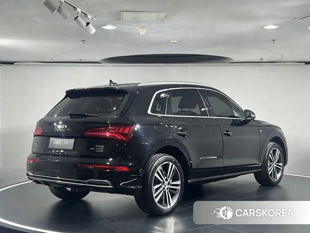 Audi Q5L 2021 Черный из Китая, фото 5