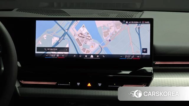 BMW 5 Series (G60) 2024 Светло-серебряный цвет из Кореи, фото 5