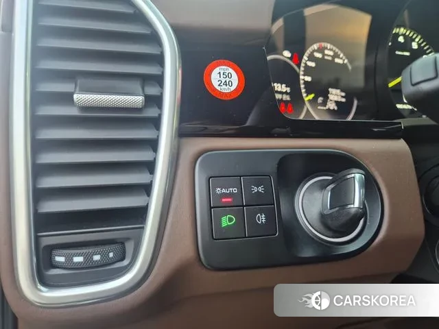 Porsche Cayenne (PO536) 2023 Светло-серебряный цвет из Кореи, фото 5