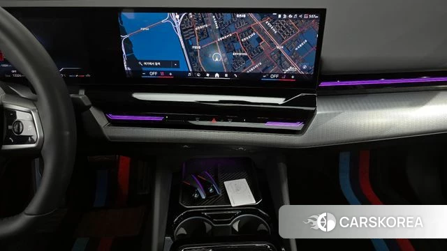 BMW 5 Series (G60) 2024 Небесно-голубой из Кореи, фото 5