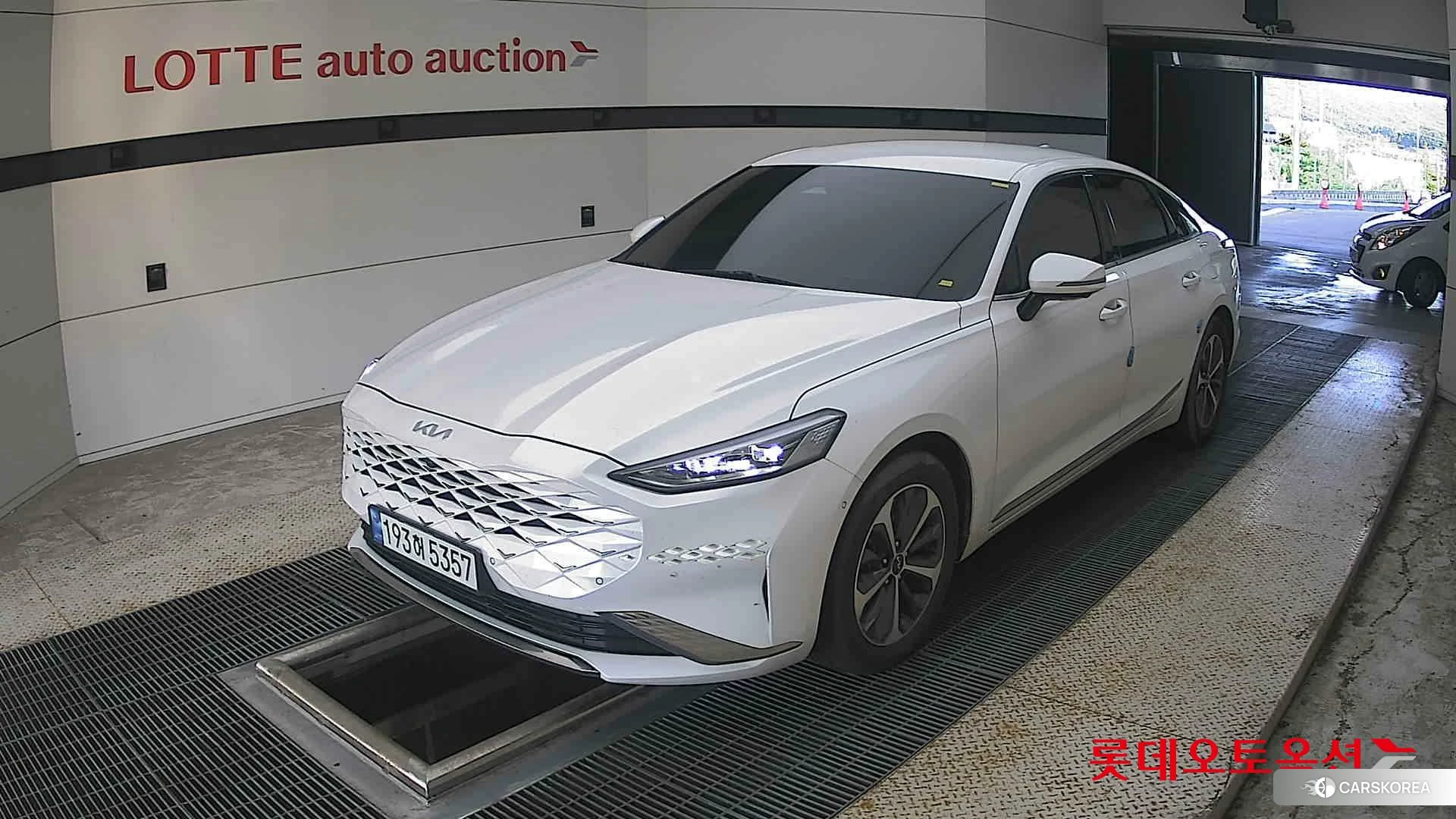 Kia K8 Hybrid 2023 Snow White Pearl из Кореи, фото 5