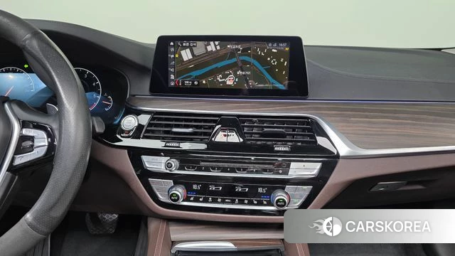 BMW 5 Series (G30) 2019 Белый из Кореи, фото 5
