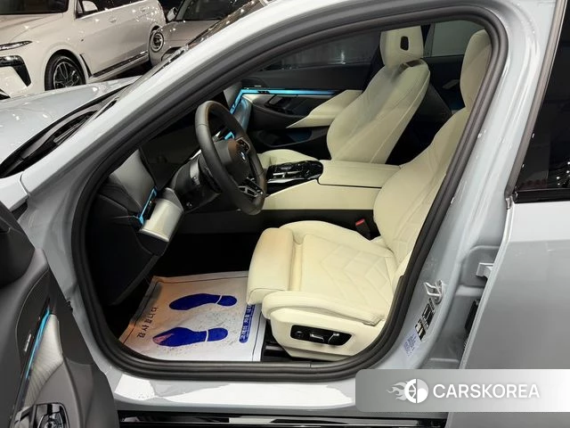 BMW 5 Series (G60) 2025 Серебристо-серый из Кореи, фото 5