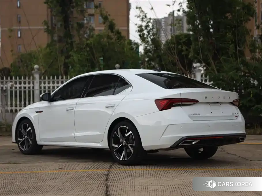 Skoda Octavia 2023 Белый из Китая, фото 5