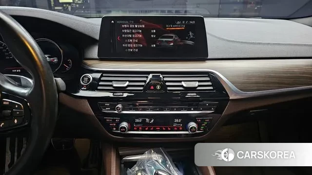 BMW 5 Series (G30) 2018 Белый из Кореи, фото 5