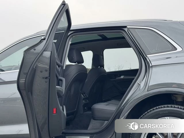 Audi Q5L 2022 Темно-серый из Китая, фото 5