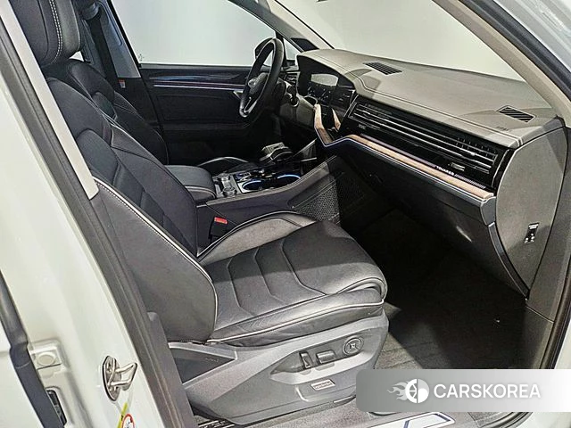 Volkswagen Touareg 3rd generation 2024 Белый из Кореи, фото 5