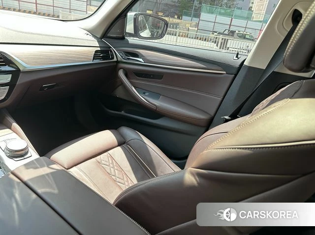 BMW 5 Series (G30) 2021 Белый из Кореи, фото 5