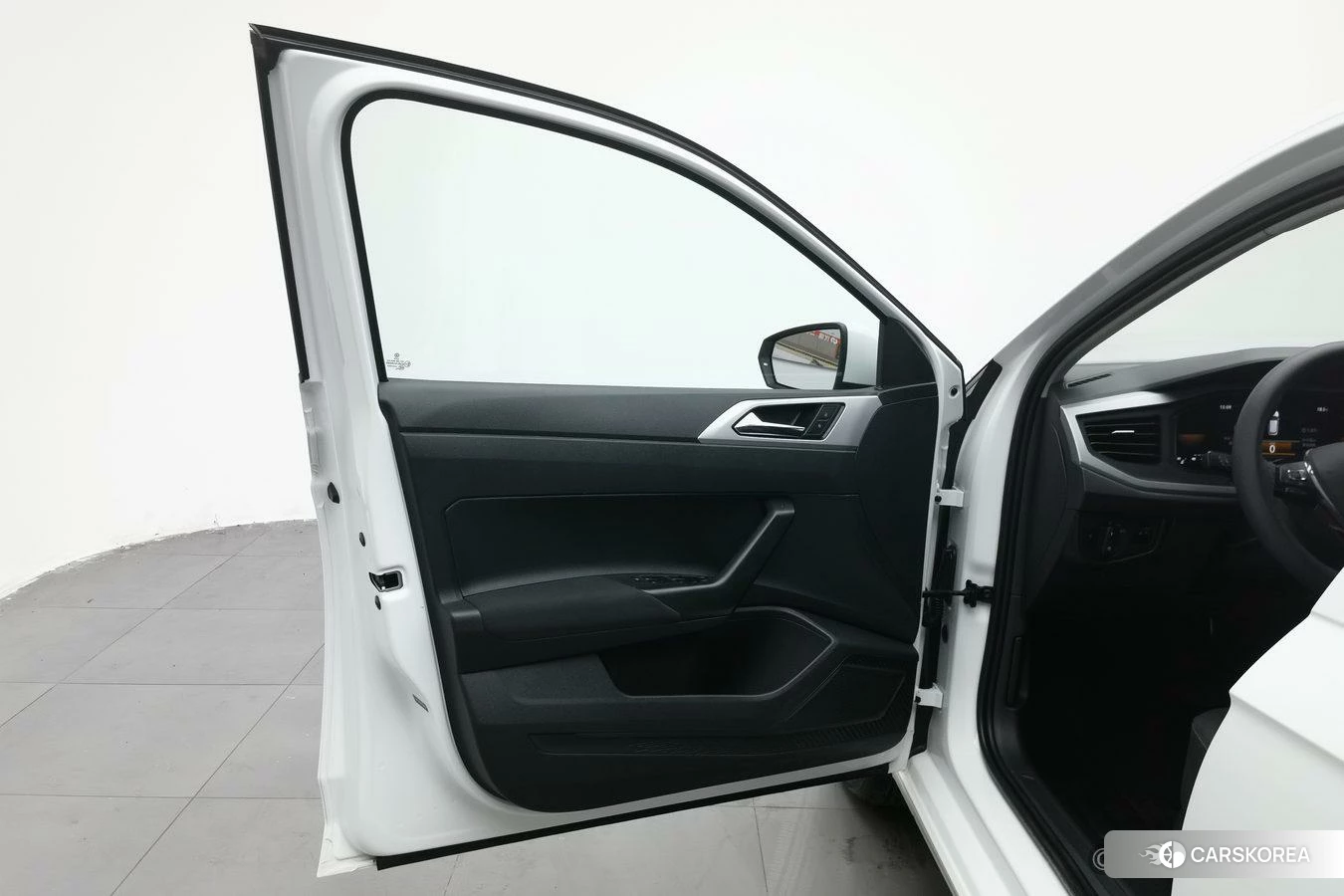 Volkswagen Polo 2023 Белый из Китая, фото 5