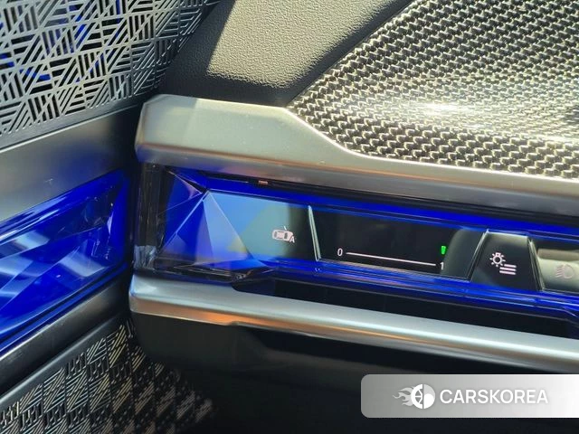 BMW 7 Series (G70) 2024 Светло-серебряный цвет из Кореи, фото 5