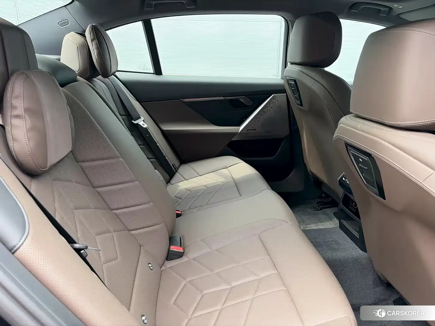 BMW 5 series 2025 Черный из Китая, фото 5