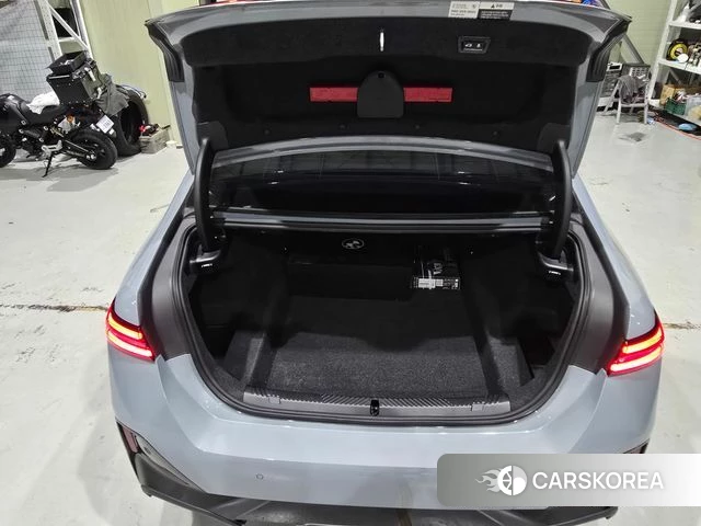 BMW 5 Series (G60) 2025 Серебристо-серый из Кореи, фото 5