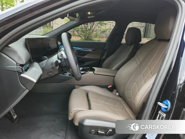 BMW 5 Series (G60) 2025 Черный из Кореи, фото 5