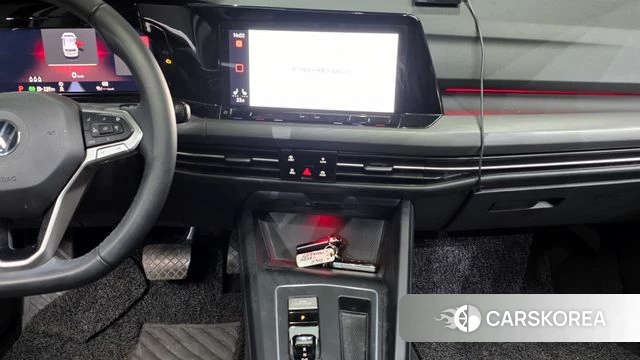 Volkswagen Golf 8th Generation 2022 Белый из Кореи, фото 5