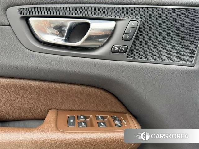 Volvo XC60 2021 Темно-серый из Китая, фото 5