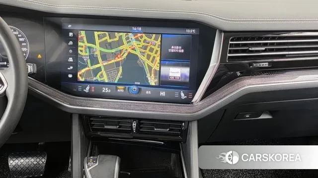 Volkswagen Touareg 3rd generation 2023 Белый из Кореи, фото 5