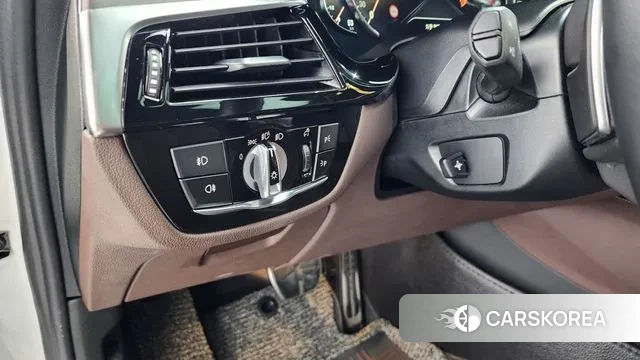 BMW 5 Series (G30) 2018 Белый из Кореи, фото 5