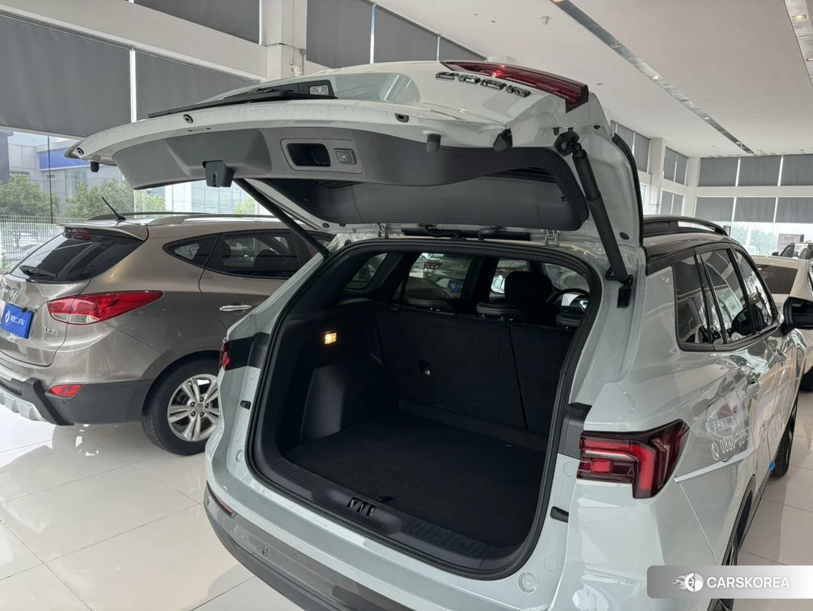 Ford Lingrui PHEV 2024 Серебристо-серый из Китая, фото 5